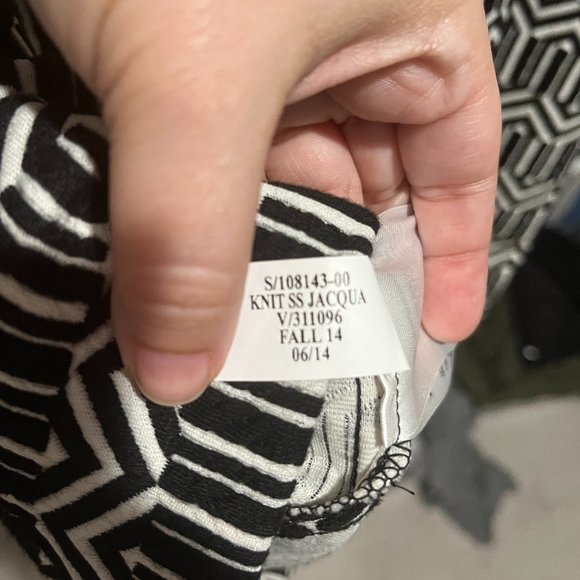 BANANA REPUBLIC BLACK & WHITE KNIT STRECH JACQUARD 10 PETITE DRESS - Picture 7 of 8